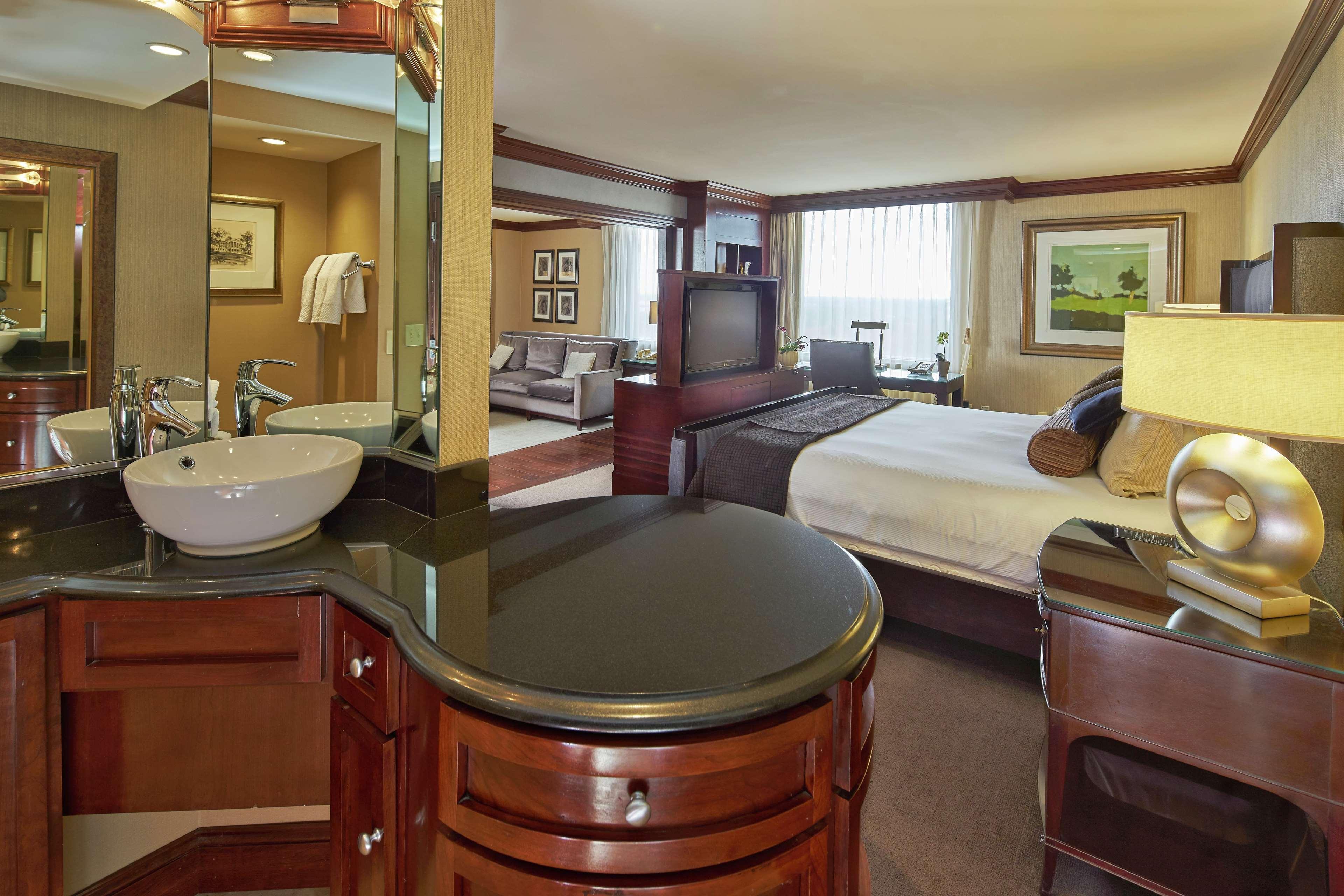 Hilton Raleigh North Hills Hotel Kamer foto