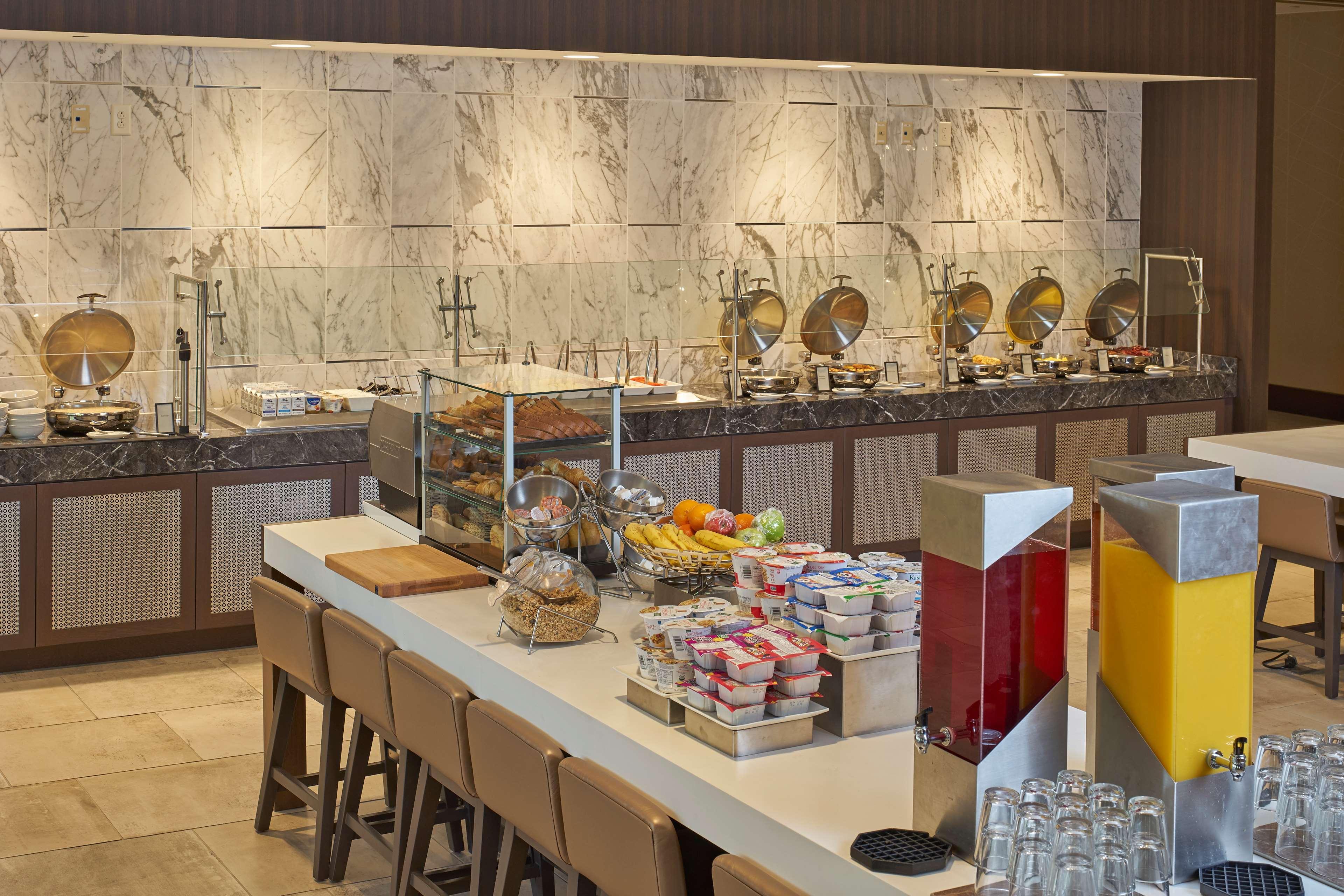 Hilton Raleigh North Hills Hotel Restaurant foto